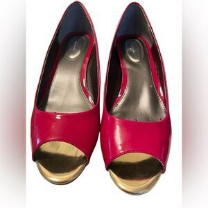 ALFANI RED PATENT PEEP TOE WEDGE, 9.5